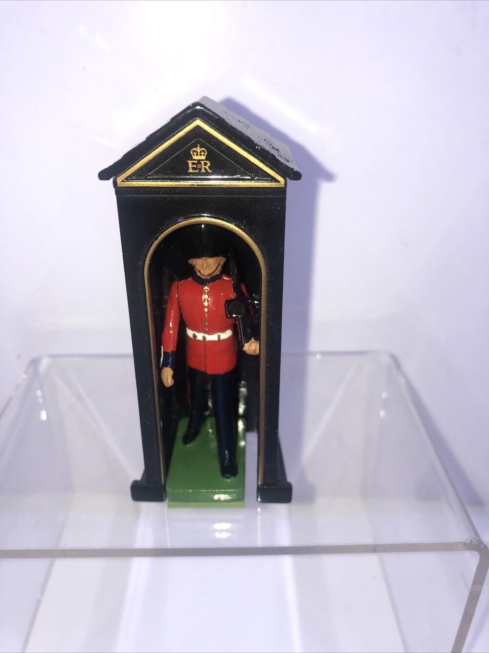 BRITAINS 1988 QUEENS GUARD BRITISH CAVALRY SOLDIER FIGURINE. RARE